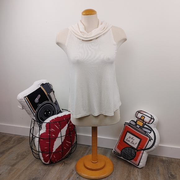 HOLLISTER | Sleeveless Crowl Neck Top - Picture 1 of 7